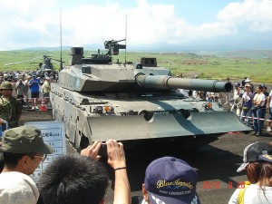 Type_10_tank_displayed_on_a_practice_day_of_Fuji_Firepower_Review_2010,_-26_Aug._2010_b