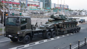 JGSDF_type_73_extra-large_type_semitrailer_loading_with_a_type_74_tank